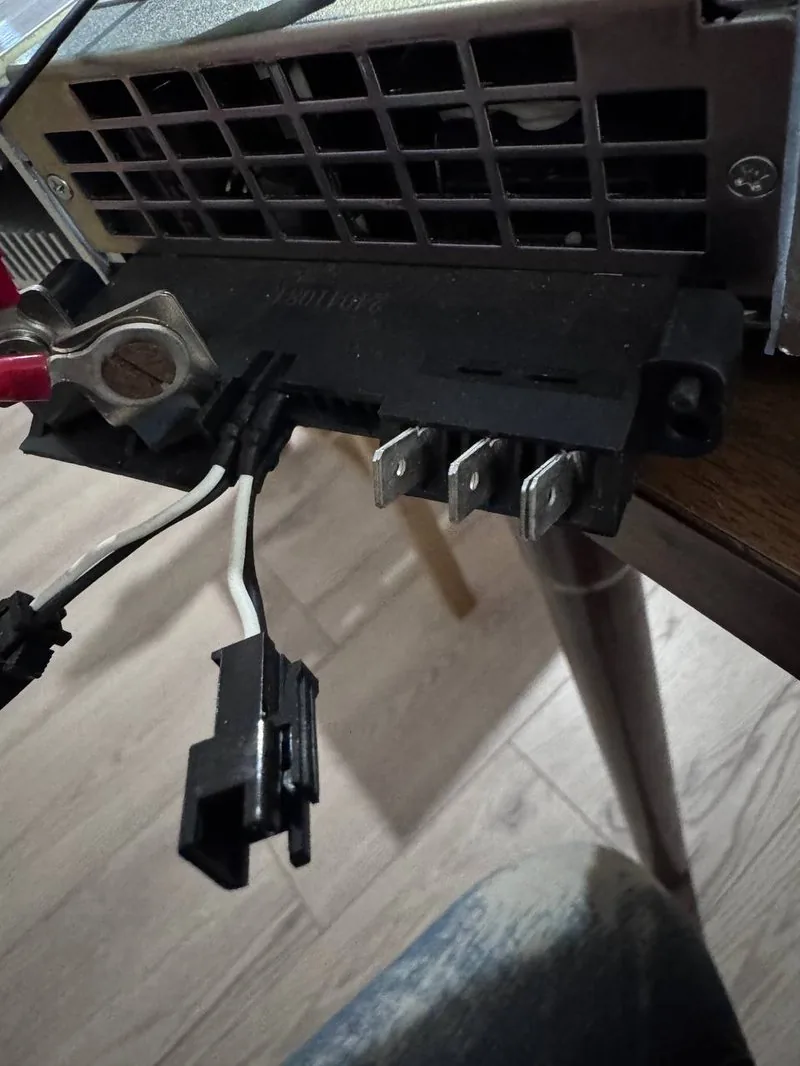 Retro dell'alimentatore con la scheda di uscita montata sul connettore